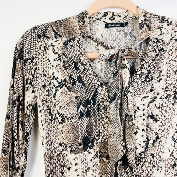 Stradivarius Bow Side Blouse Snake Print Size Small - Picture 4 of 8